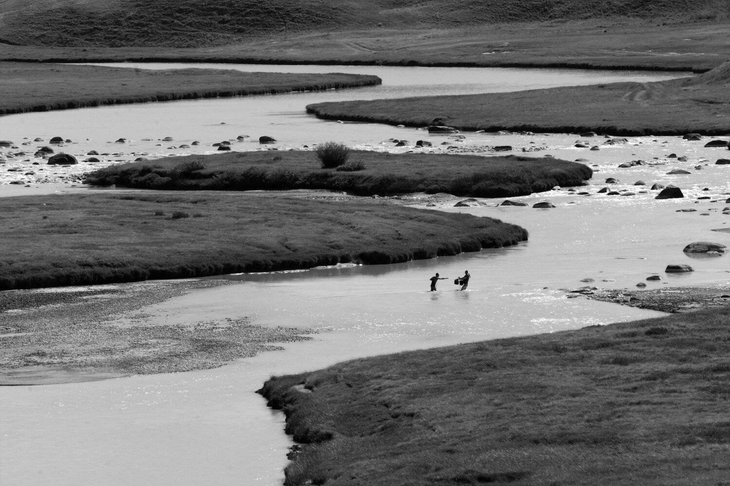 Река, извилистая, камни, брод, вброд, люди, котелки, рука, Ак-Алаха, Укок, Алтай, Дмитрий Ткаченко