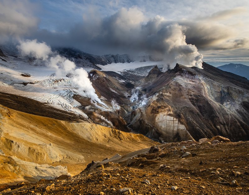 камчатка, вулкан, мутновский, кратер, извержение, сентябрь. Активный кратер фото превью
