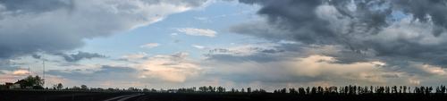 облачно вечерним летом в полях