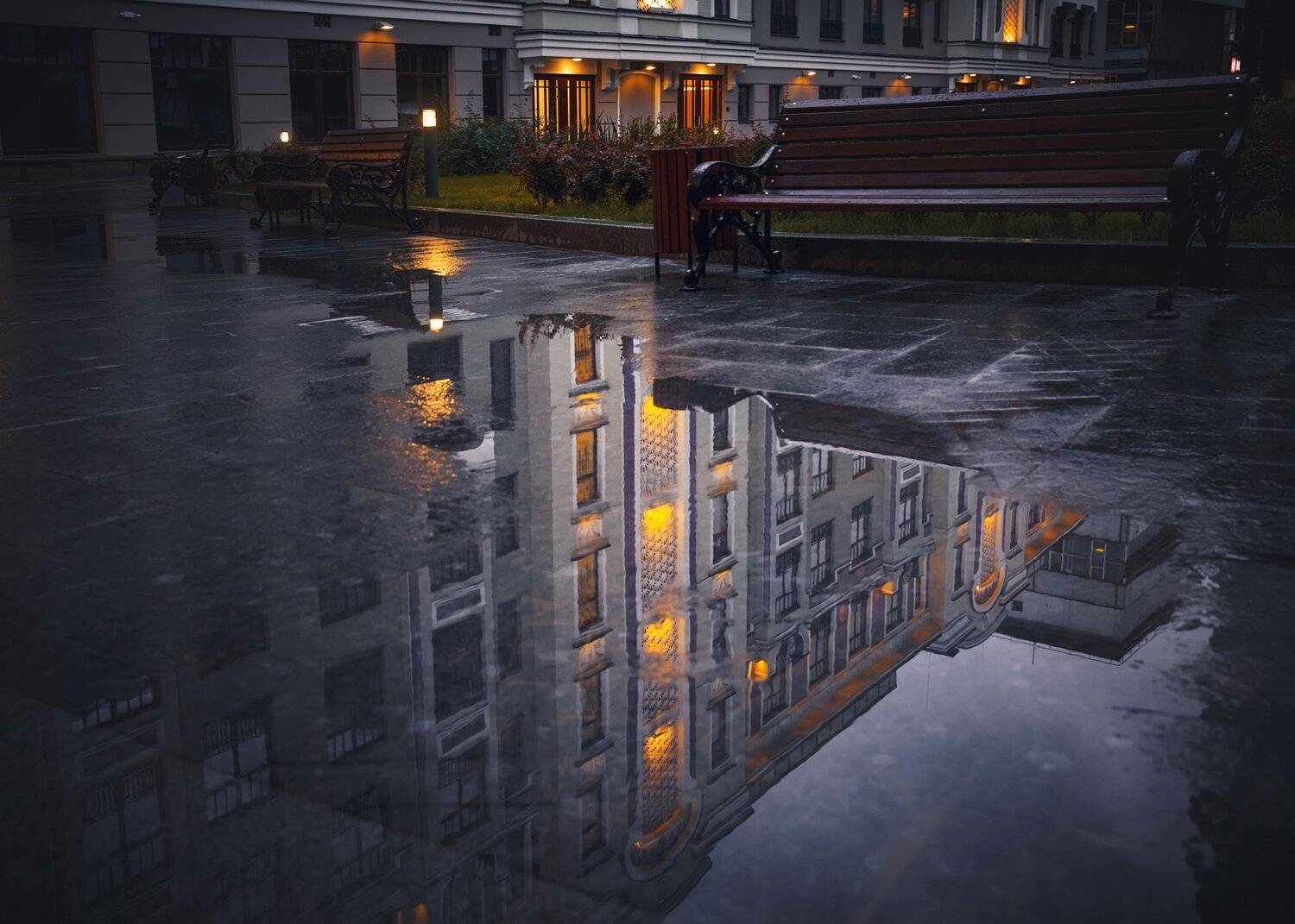 отражение, город, двор, пейзаж, дом, вечер, архитектура, освещение, ландшафт, подсветка, фонари, reflection, city, yard, landscape, house, evening, architecture, lighting, landscape, backlight, lights, Юрий Шурчков