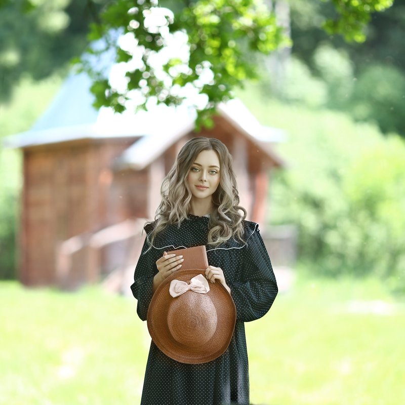 ретро, под старым дубом, книга, шляпа, парк, девушка в парке  фото превью