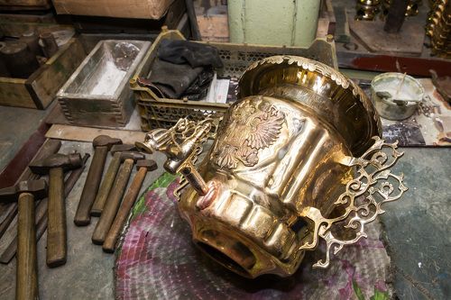 На производстве самоваров