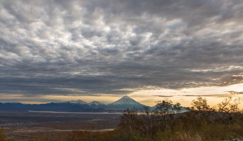 Уж небо осенью дышало
