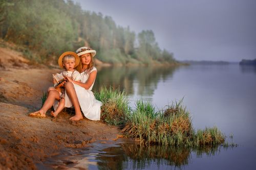У реки