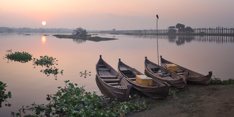 amarapura, ancient, architecture, asia, asian, beautiful, bein, bird, boat, bridge, burma, burmese, crow, culture, dawn, footbridge, lake, landmark, landscape, mandalay, morning, myanmar, nature, peaceful, people, pole, reflection, river, rural, silhouett A New Day Begins фото превью