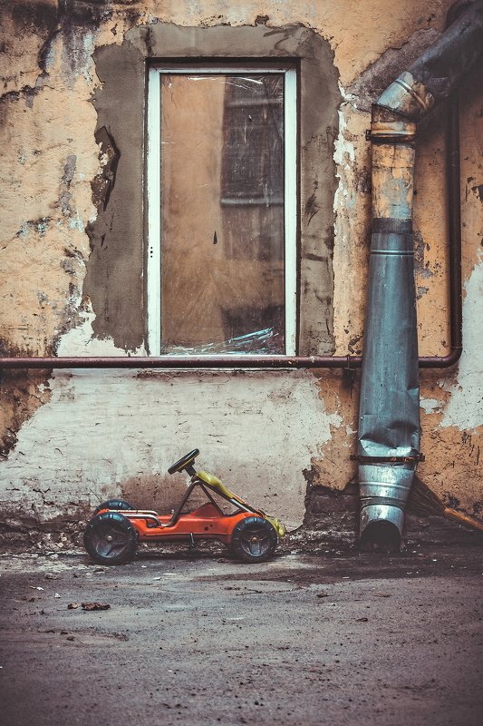 двор, дом, игрушка, окно, парковка, труба парковка фото превью