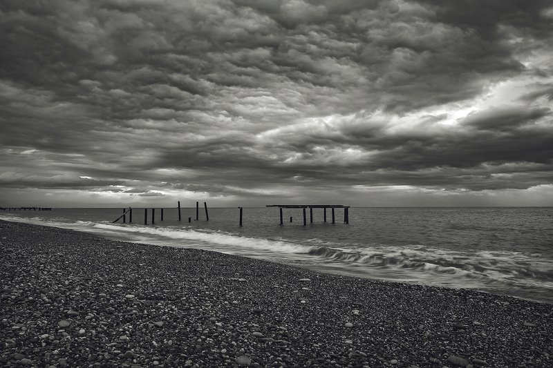 Пляж, вечер, закат, волны, море, пирс, облака, тучи, горизонт Безмолвный пляж фото превью