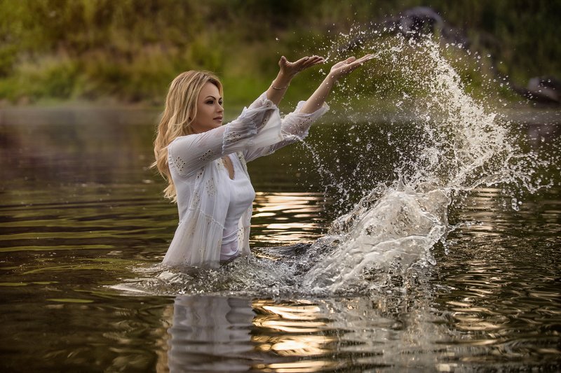портрет девушка красота озеро закат закаты фото превью