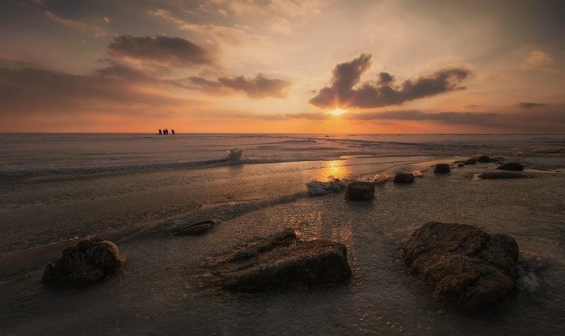 В лучах золотого заката фото превью