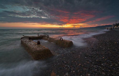 и волнорезы ходят в море