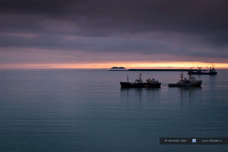 море, океан, острова, корабли, рейд, стоянка, вечер, командоры, никольское, беринга Командорский рейд фото превью