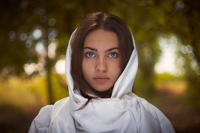 девушка, взгляд, глаза, губы, портре, лес, листва, капюшон Соня фото превью