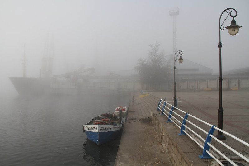Набережная в тумане. фото превью