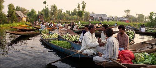 Овощной рынок на озере, в плавучей деревне, Кашмир.