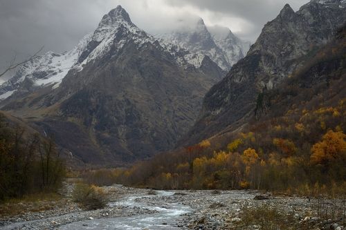 Хмурое утро Домбай-Ульгена