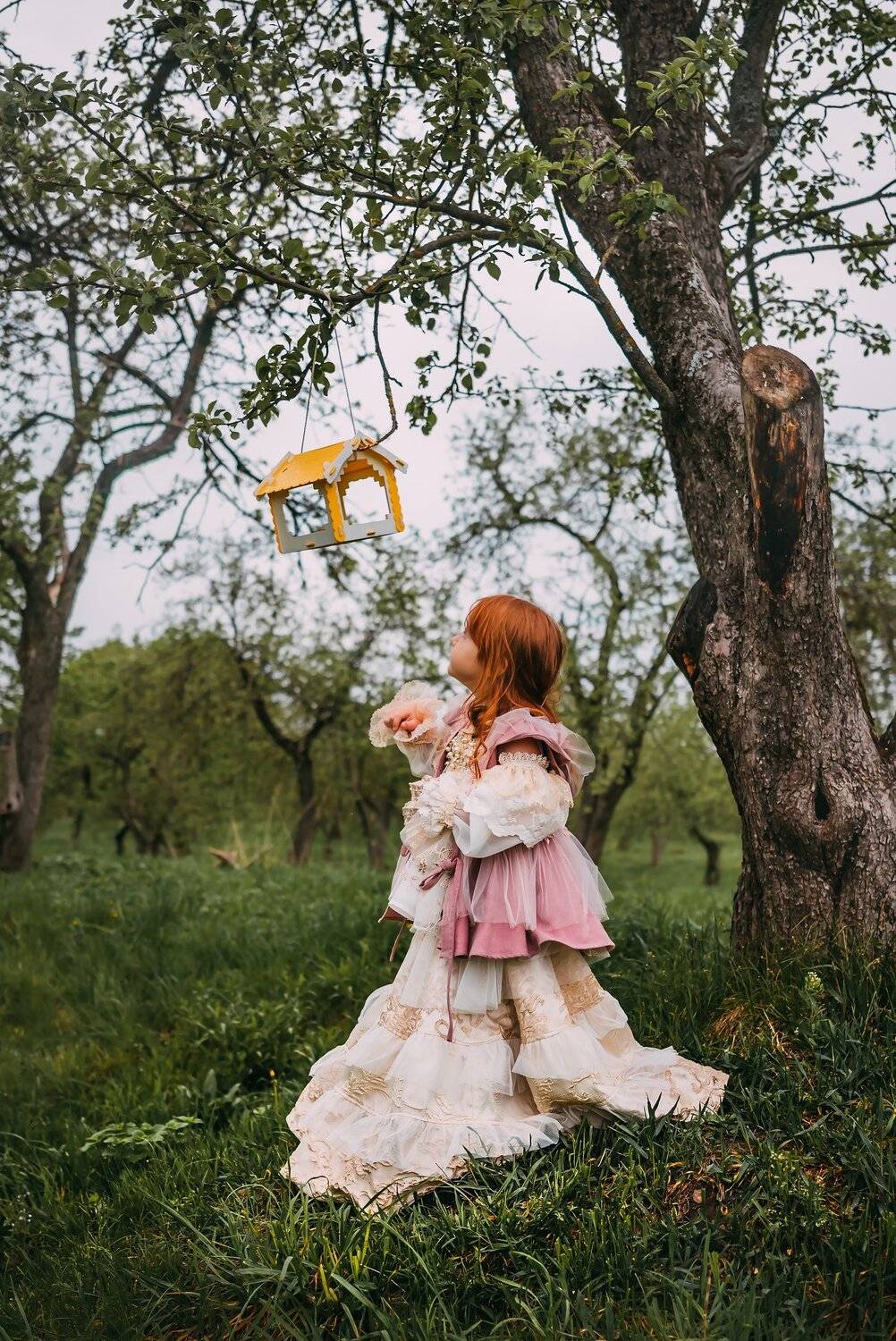 Маленькая девочка, кормушка, весна, Дарья Шевченко
