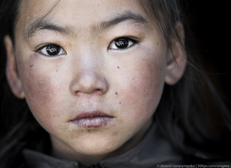 Sherpa girl portrait фото превью
