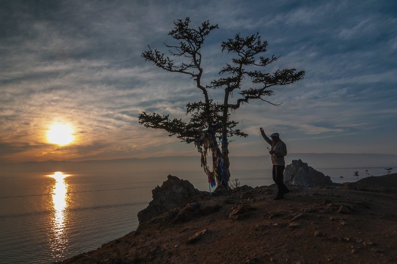 Вечер, закат, пейзаж, обряд, дерево, Байкал, человек, природа Вечерние обряды фото превью