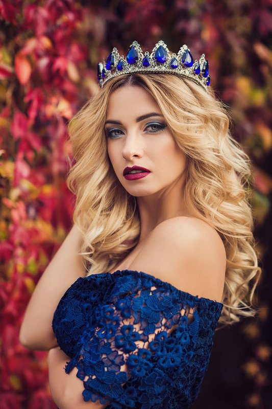 девушка, портрет, украшения, корона, королева, блондинка, природа Deep blue фото превью