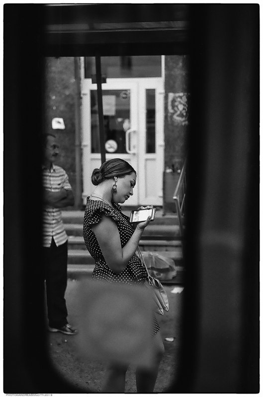 Street City B/W People Woman Lady In giro per Ekaterinburg фото превью