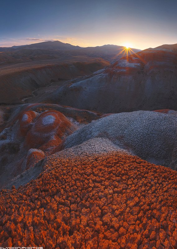 Неземной пейзаж красных гор Хызы фото превью