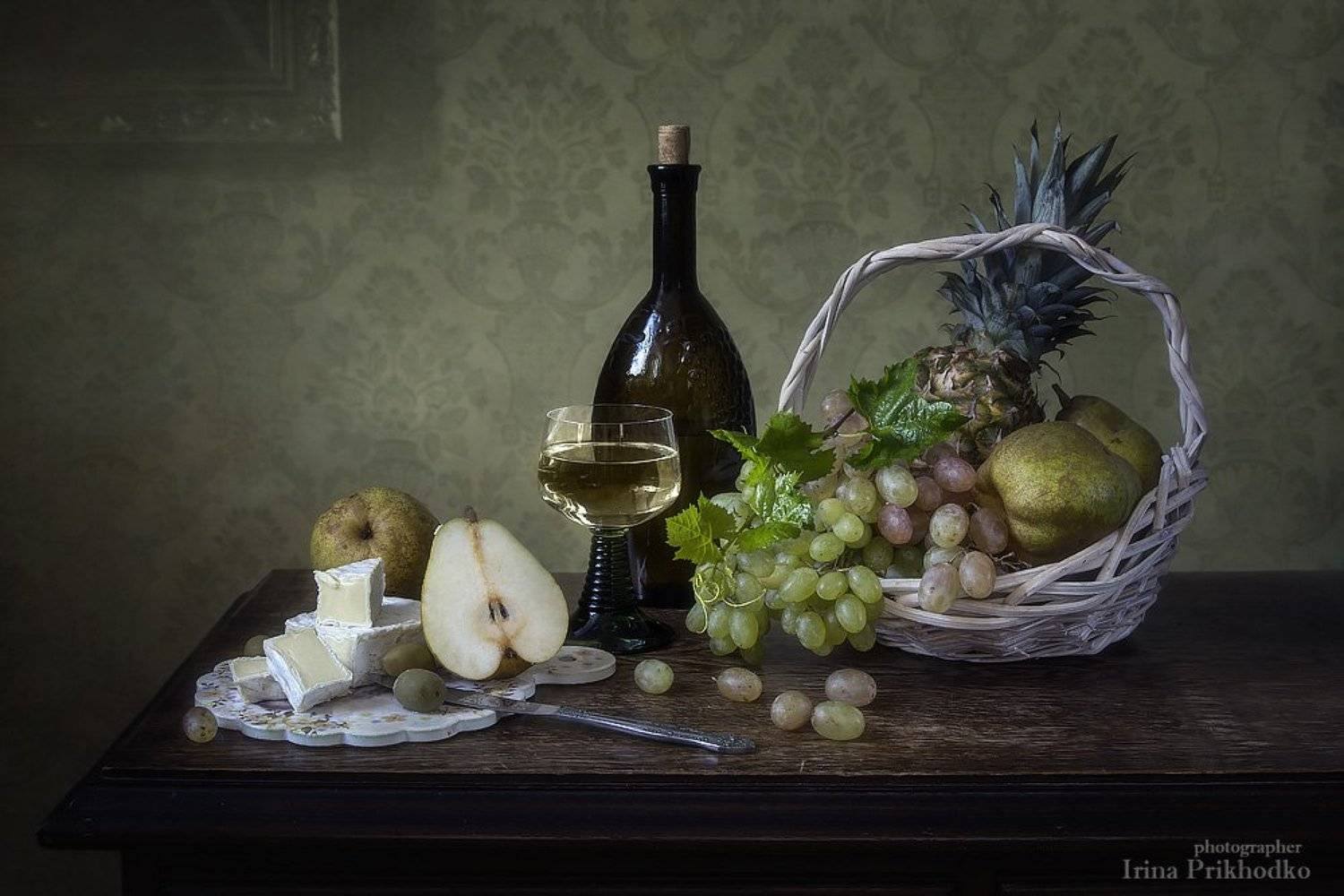 натюрморт, раритет, антикварное стекло, фрукты, сыр бри, винтажный натюрморт, Ирина Приходько