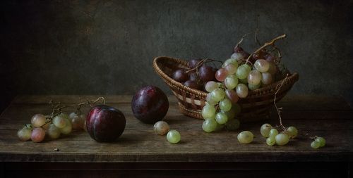 виноград и сливы