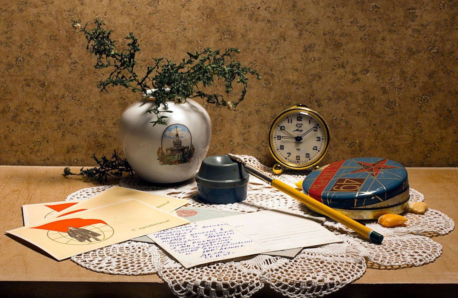 праздник 7 ноября, поздравление, письмо, открытка, ручка перьевая, часы, будильник, железная банка, монпасье, конфеты, леденцы, ваза, букет, Вера Лопатина
