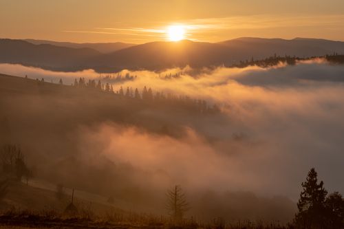 Карпаты. Рассвет в долине
