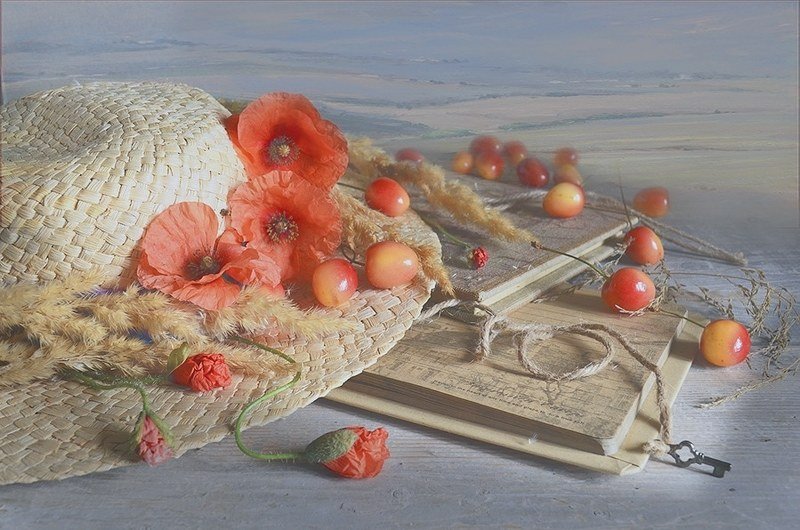 Лето соломенная шляпа Черешни натюрморт свежесть маки книги радость любовь Тёплый летний день фото превью