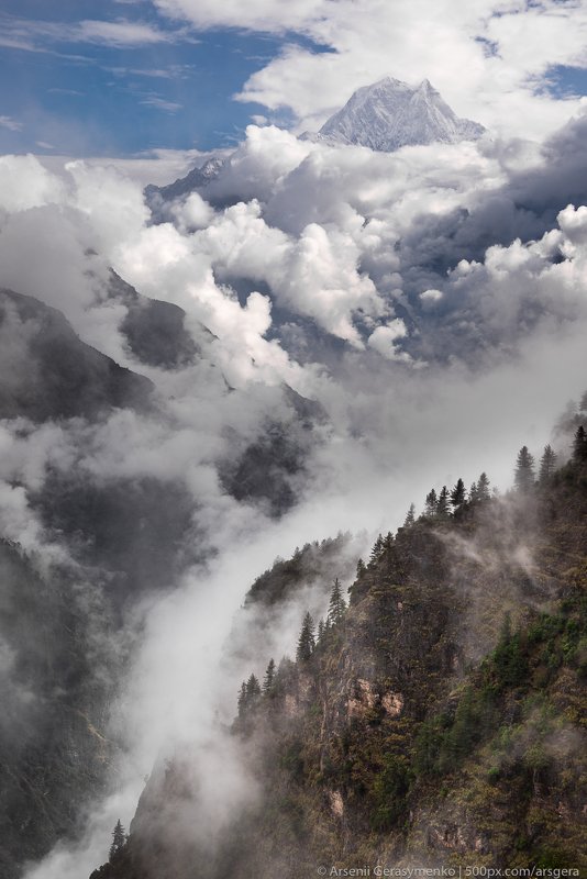sky, landscape, nature, travel, rock, rain, tourism, wood, mountain, valley, cloud, hill, panoramic, outdoors, daylight, rainforest, summit, environment, trek, trekking, scenic, monsoon, mountain, peak, himalayan, Nepal, Himalayas, Annapurna, Nilgiri, Bas Nilgiri Summit. Monsoon time in Nepal фото превью