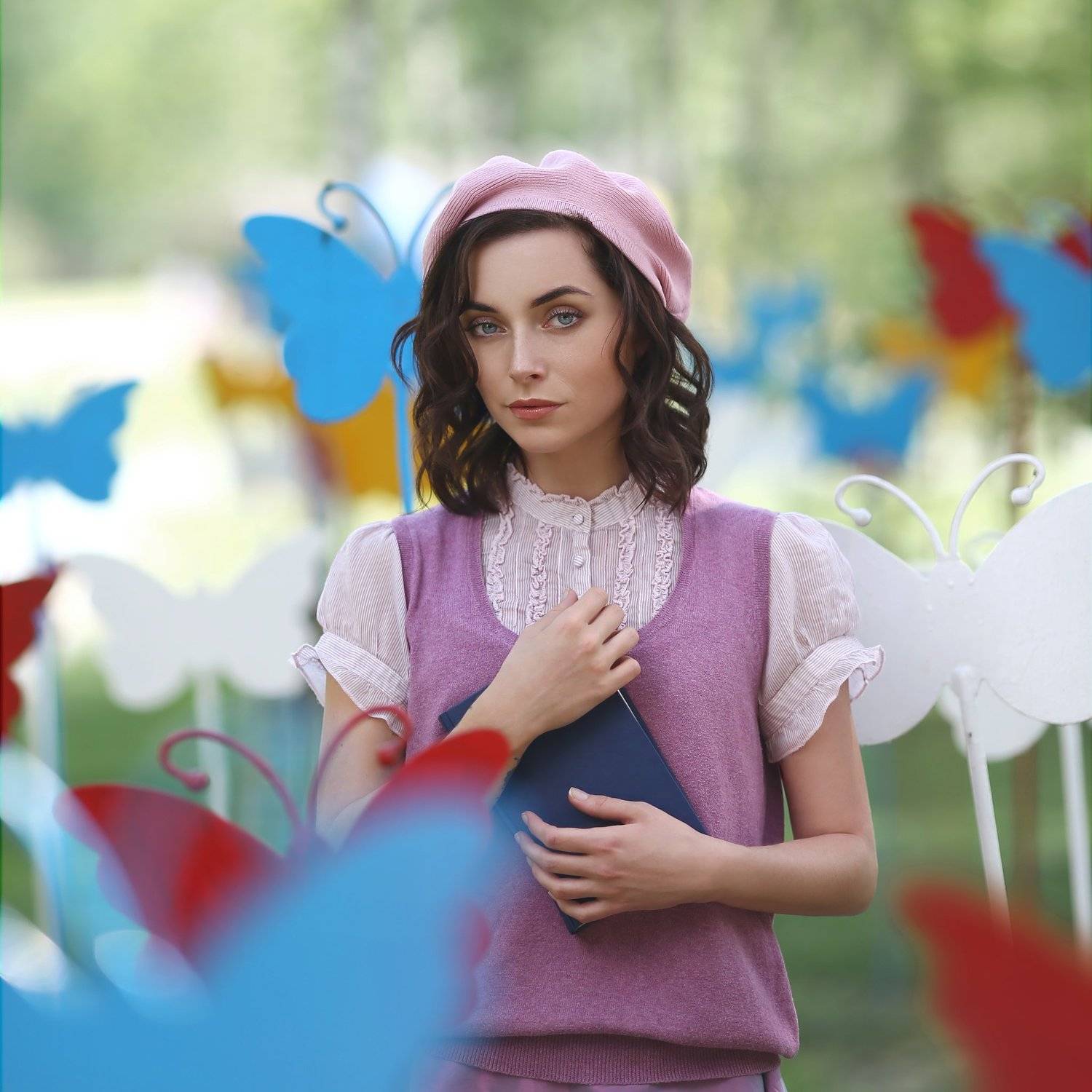 француженка, девушка с книгой, берет, девушка в берете, бабочки, синяя книга, разноцветные бабочки, в парке, летний день, Ирина Голубятникова