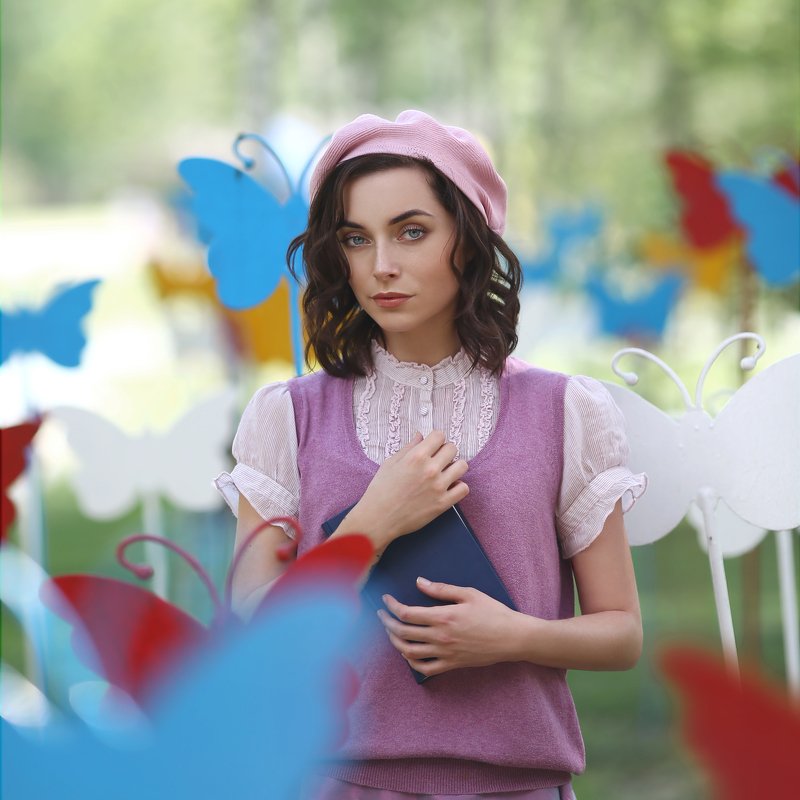 француженка, девушка с книгой, берет, девушка в берете, бабочки, синяя книга, разноцветные бабочки, в парке, летний день  фото превью