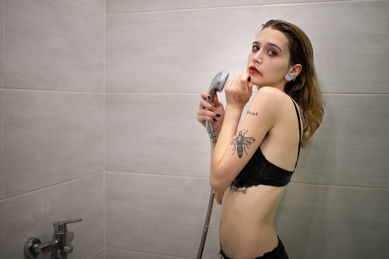 девушка, душ, портрет, грусть, красивая, алкоголь Мирон фото превью