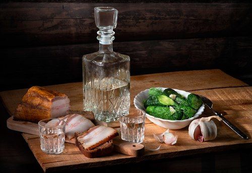С салом и малосольными огурцами