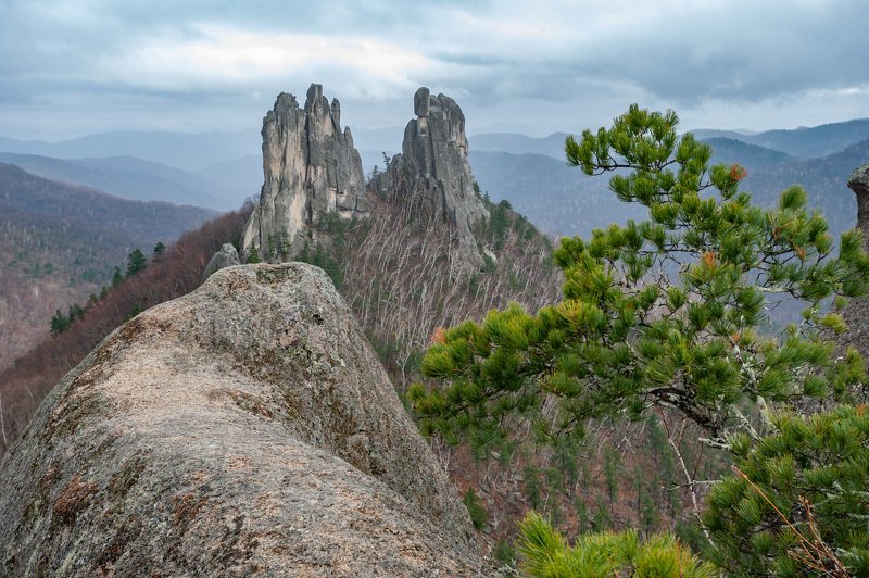 mountain, nature, rock - object, landscape, scenics, outdoors, mountain peak, forest, tree, summer, famous place, sky, valley, travel, hill, green color, beauty in nature, cliff, national landmark, mountain range Замок Драконов фото превью