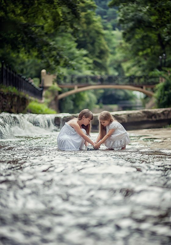 У реки фото превью