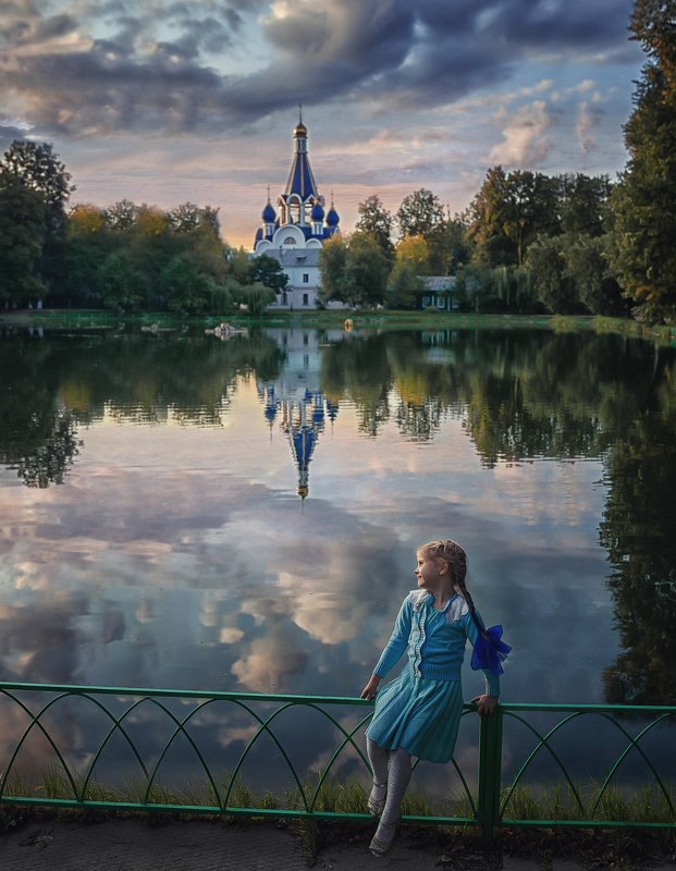 У храма фото превью