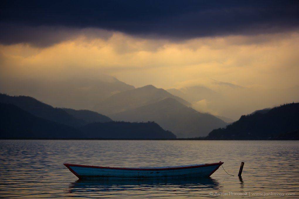 непал, безмятежность, лодка, лодочка, гималаи, покхара, фева, пхева, озеро, горы, холмы, закат, гроза, вечер, nepal, himalayas, pokhara, phewa, lake, mountains, hills, boat, placidity, sunset, rain, evening, Антон Янковой (www.photo-travel.com.ua)