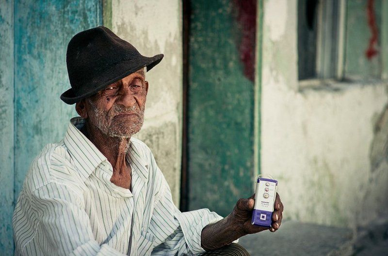 The old man and his radio фото превью
