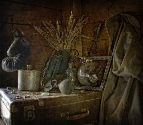 Среди вещей забытых, старых...