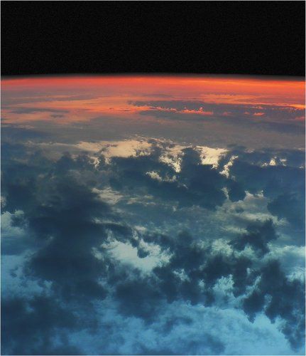 Земля в иллюминаторе видна...