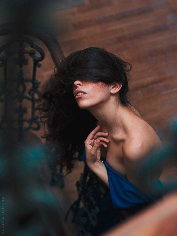 touch, bone, collarbone, blue, lonely, blind, long hair, stairs, breathing, sensitive, feeling, emotional Deepness фото превью