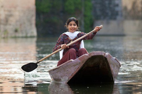 На улицах деревни близ города Шринагар, Кашмир.
