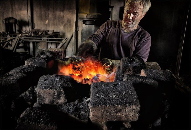 кузнец, кузня, горн, ковка работа кузнеца фото превью
