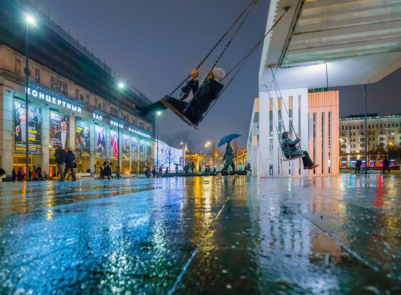 москва, вечер, осень, дождь, качели, площадь, триумфальная Дождливый вечер фото превью