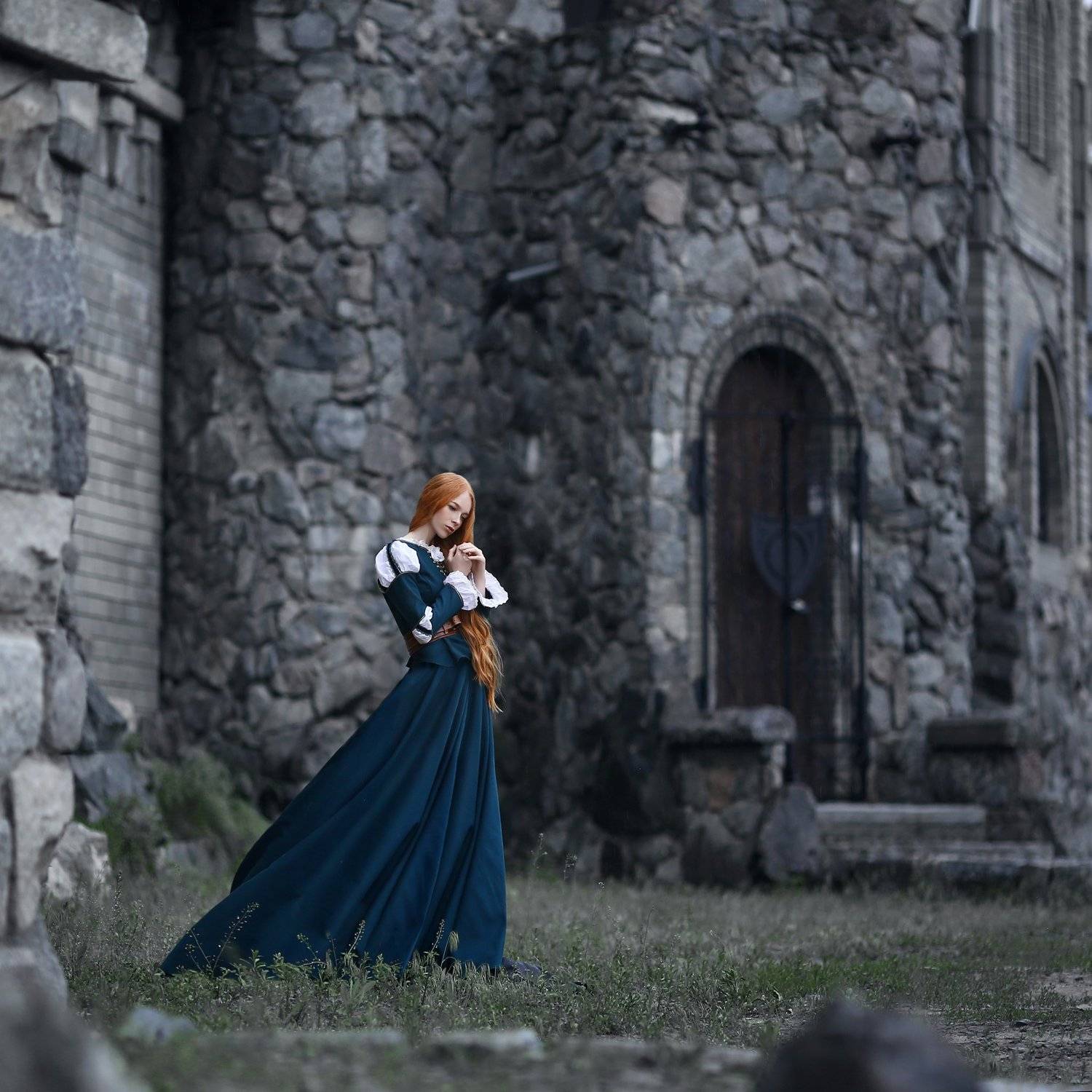 замок, старинный замок, девушка в замке, храброе сердце, рыжая, рыжая девушка, историческое платье, каменный замок, серый, веснушки, девушка с веснушками, Ирина Голубятникова
