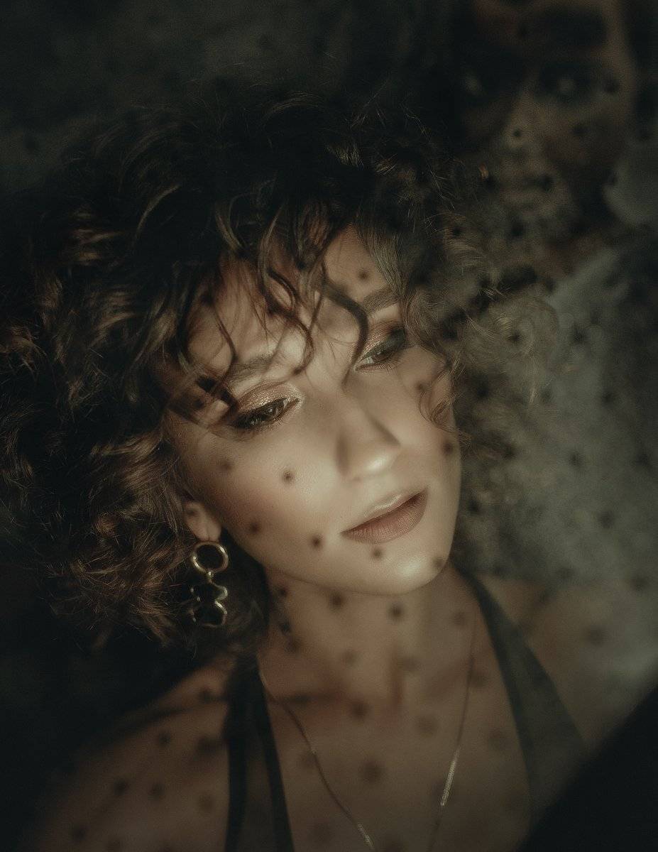 темный ключ, жанровый портрет, кудряшки, таинственность, Ольга Бурмистрова