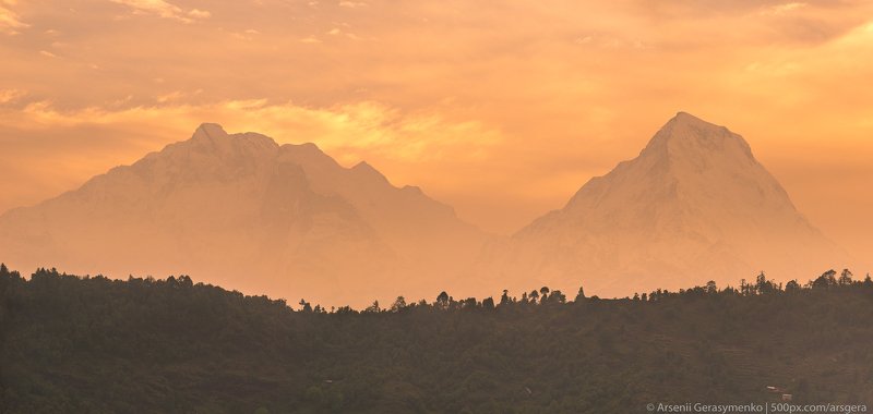 sky, landscape, nature, travel, rock, rain, tourism, wood, mountain, valley, cloud, hill, panoramic, outdoors, daylight, rainforest, summit, environment, trek, trekking, scenic, monsoon, mountain, peak, himalayan, nepal, himalayas, annapurna, nilgiri, bas Annapurna summit and gold of sunrise in Himalayas, Nepal фото превью