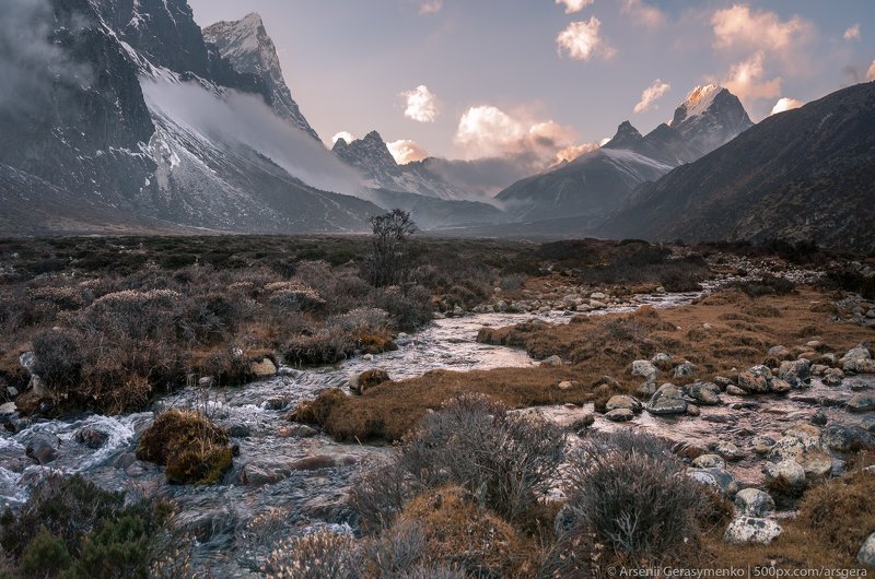 landscape, nature, travel, cloudy, outdoor, asia, climbing, top, mount, mountain, nepal,  cloud, peak, himalaya, alpinism, summit, himalayas, adventure, himalayan, cholatse, pheriche, valley, taboche, tourism, trekking, altitude, hiking, hike, khumbu, mou Pheriche Valley in Himalayas and Cholatse peak фото превью
